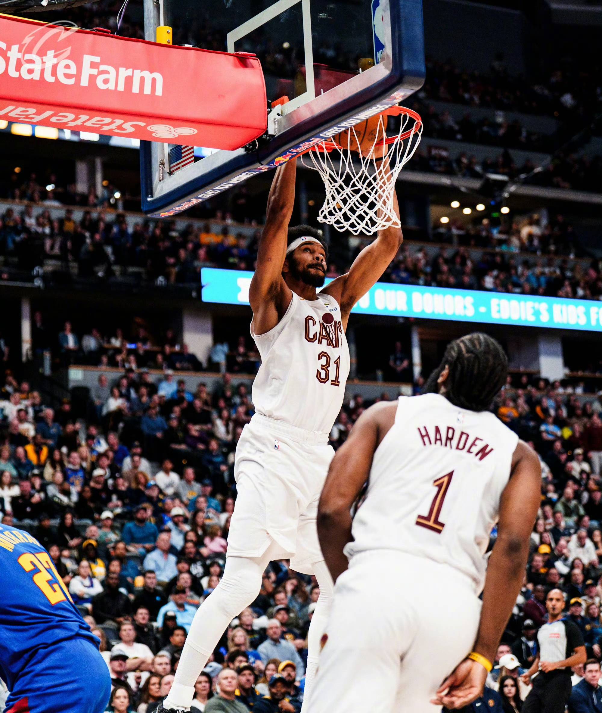 关于哈登回归赛场，惊险取胜首场状态亮眼，掘金观众沸腾！的信息