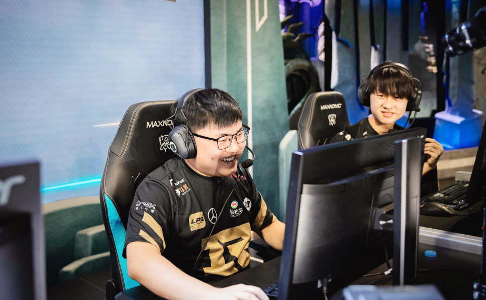 包含Uzi爆冷击败巴塞罗那，势不可挡引爆全场！的词条